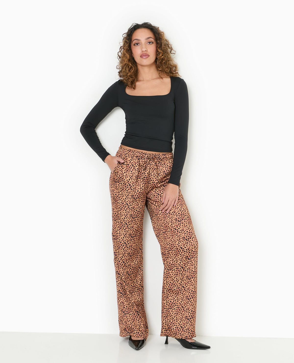 Pantalon large en tissu satiné motif léopard
