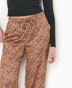 Pantalon large en tissu satiné motif léopard