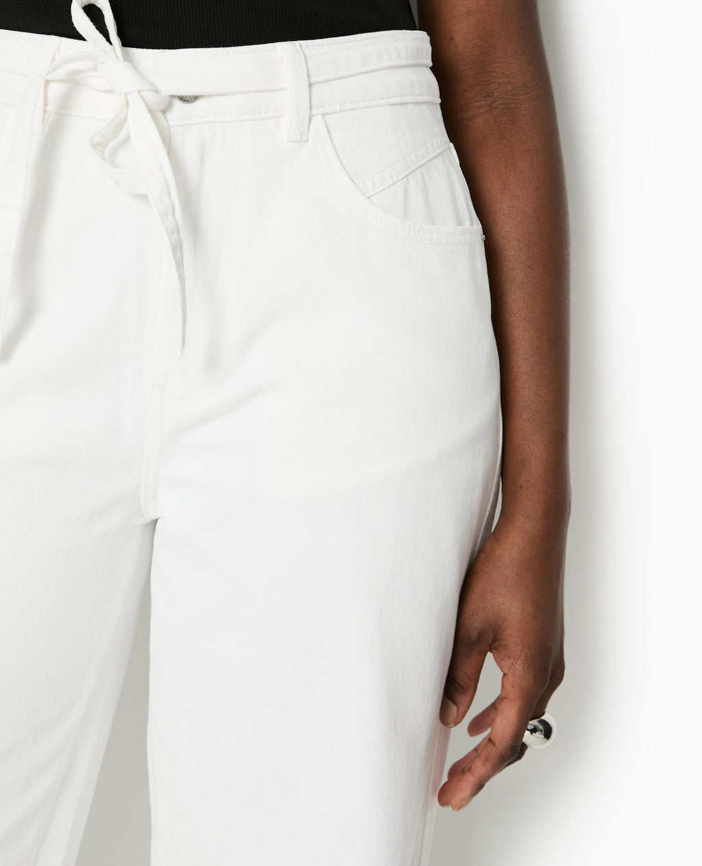 Jean baggy taille basse avec ceinture à nouer