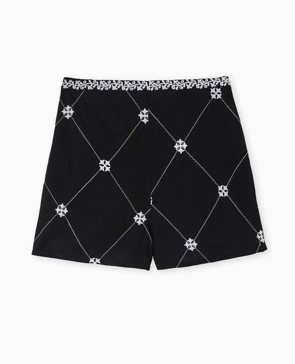 Short avec broderies devant