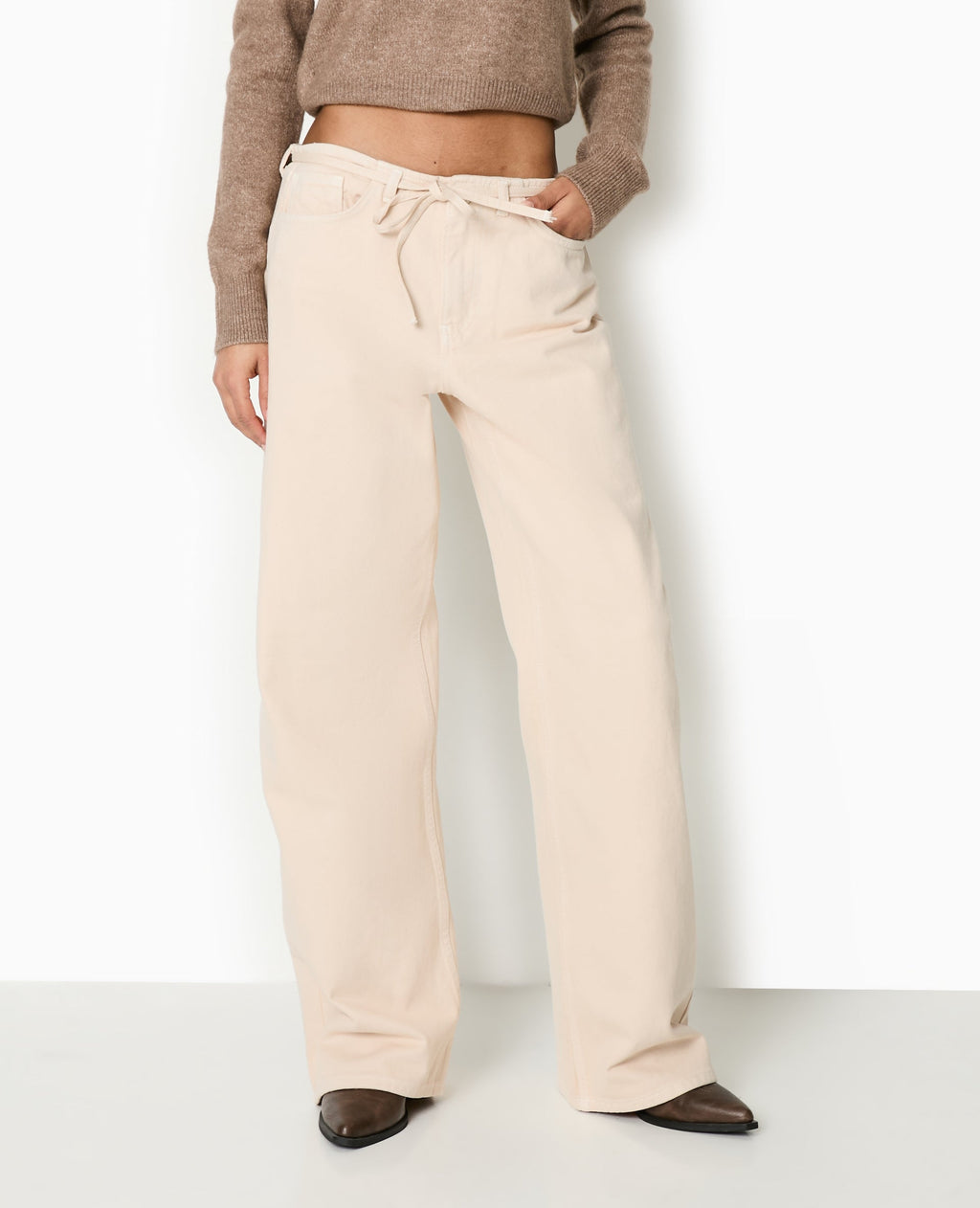Jean droit taille basse avec ceinture à nouer