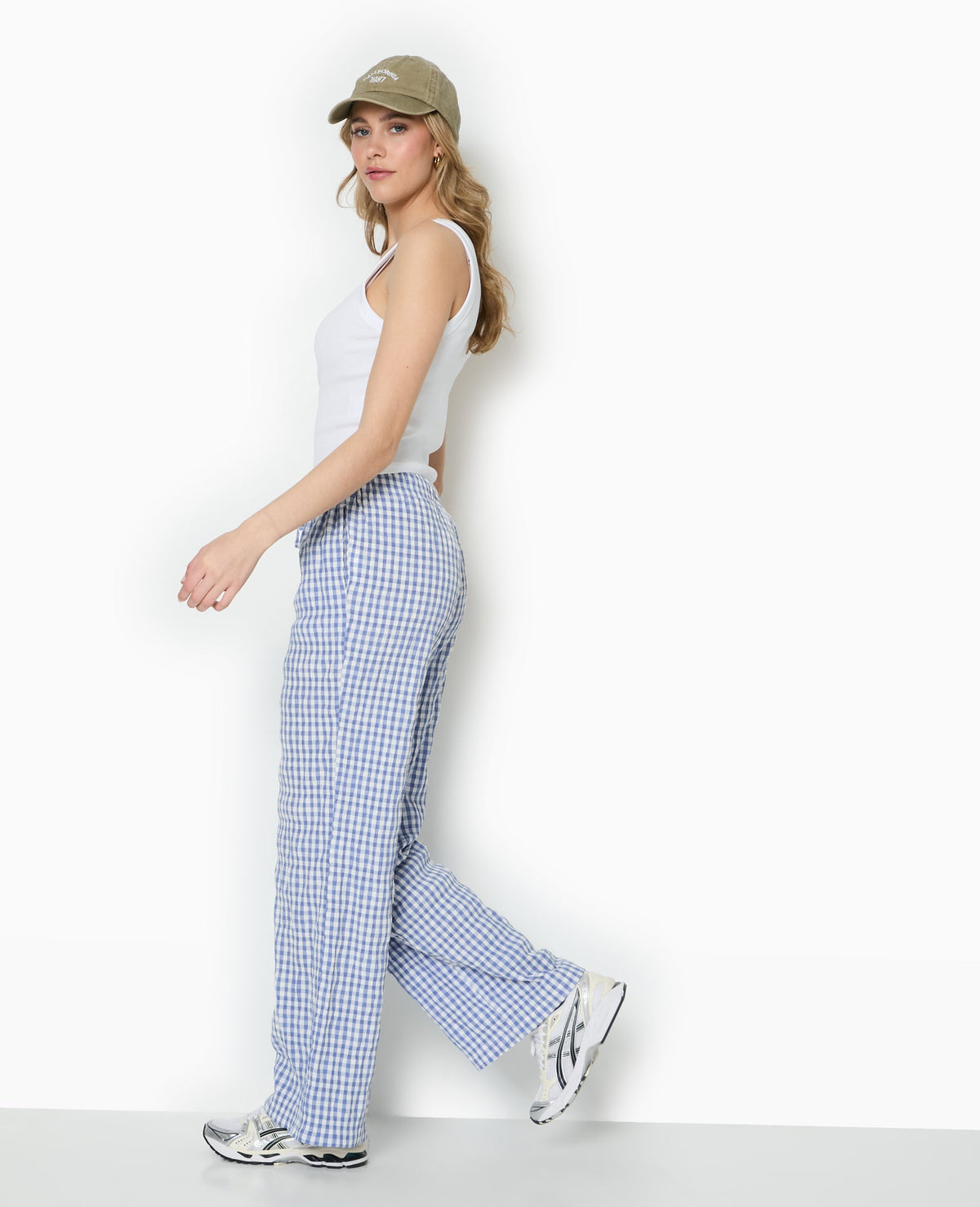 Pantalon droit en tissu gaufré motif vichy