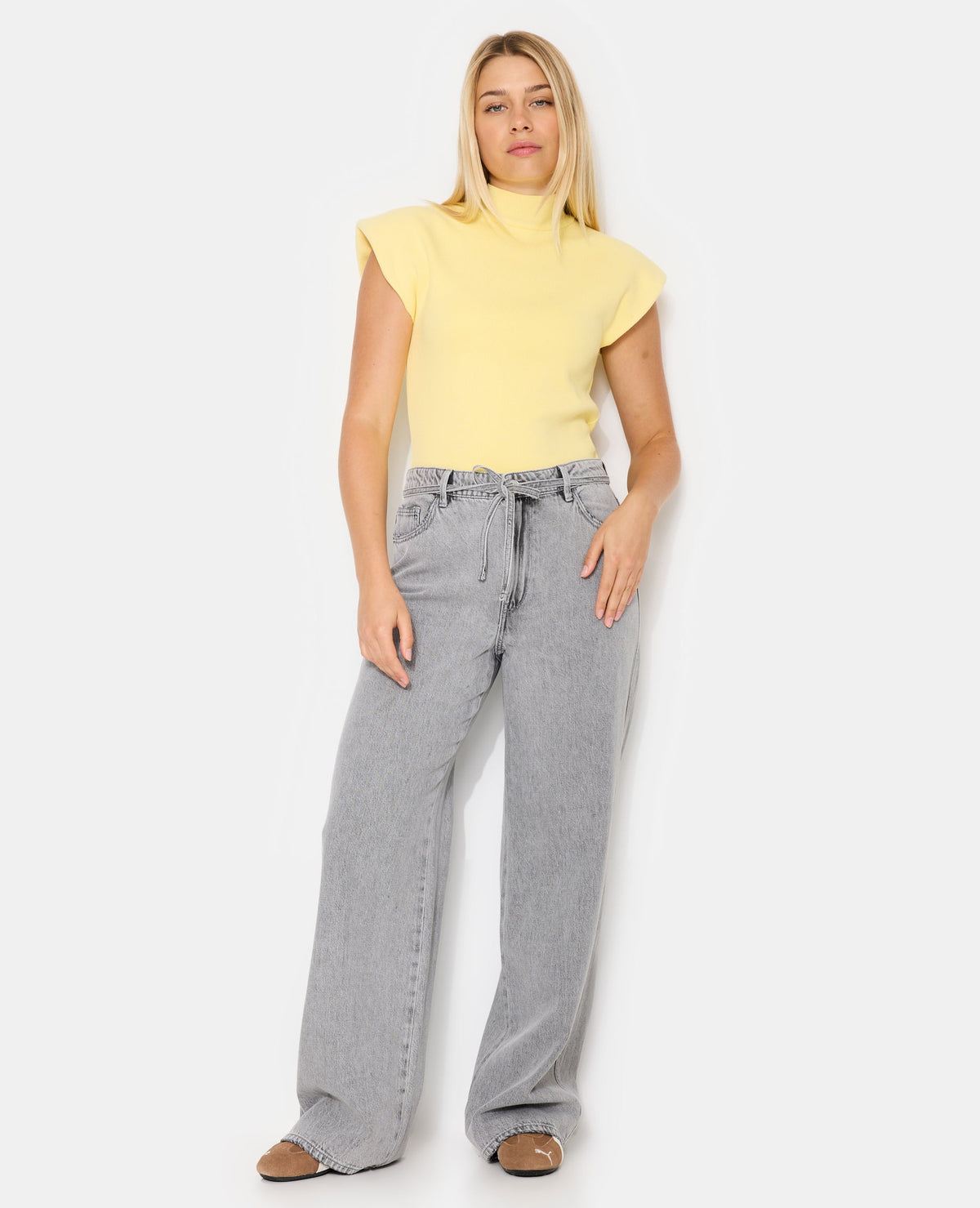 Jean baggy taille basse avec ceinture à nouer