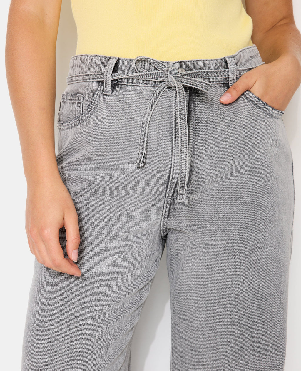 Jean baggy taille basse avec ceinture à nouer