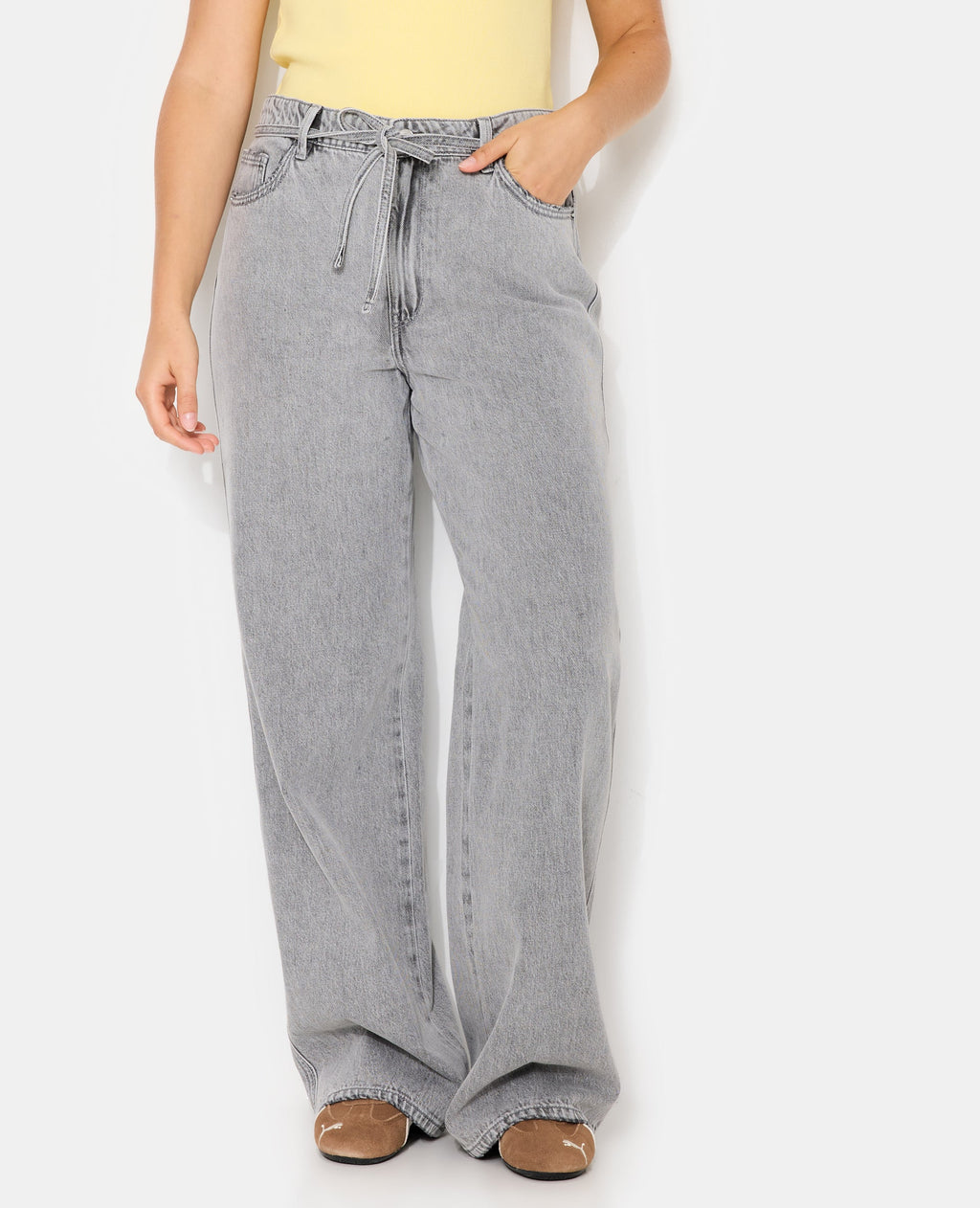 Jean baggy taille basse avec ceinture à nouer
