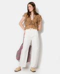 Jean barrel avec jeux de couture et bouton décalé