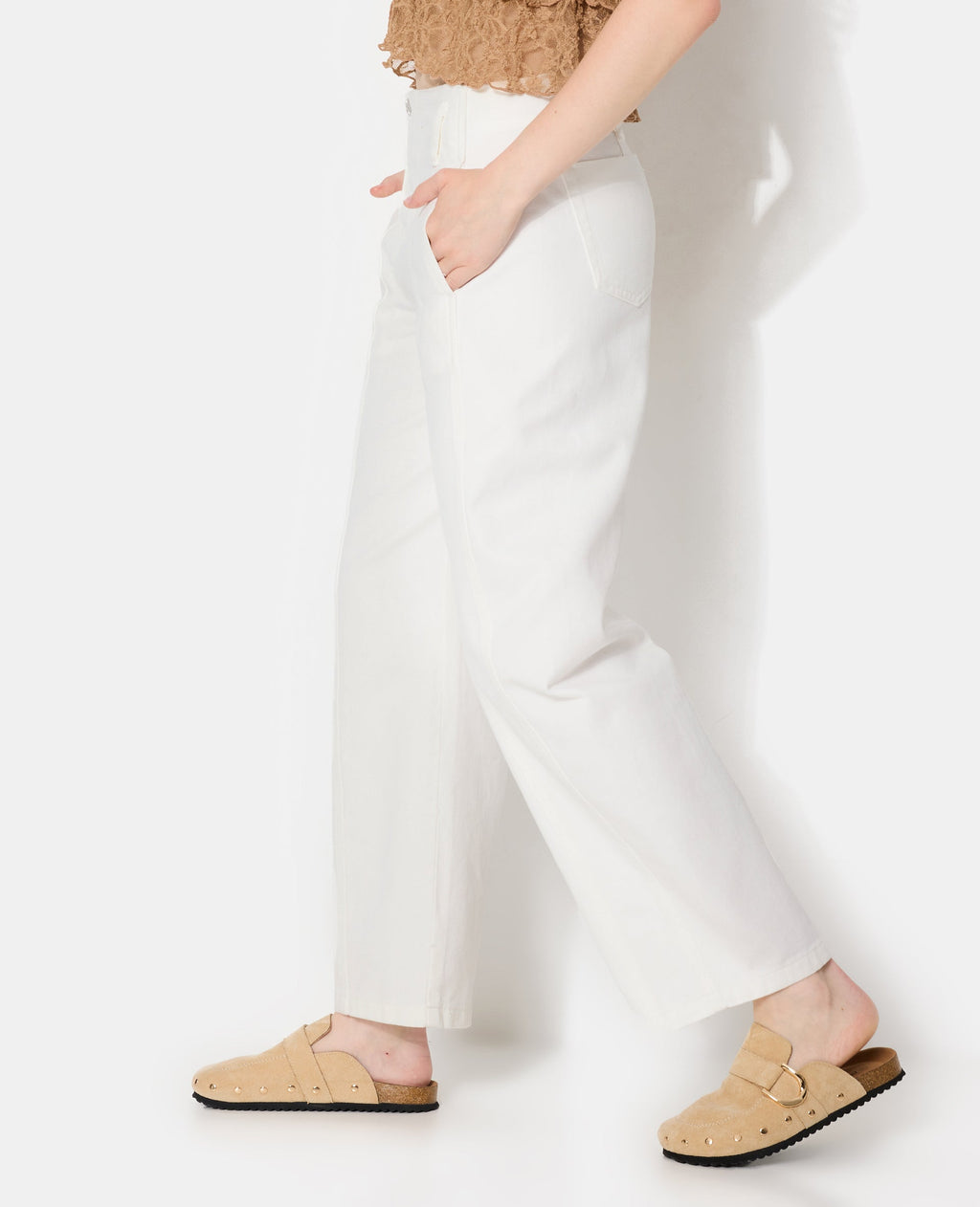 Jean barrel avec jeux de couture et bouton décalé
