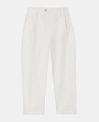 Jean barrel avec jeux de couture et bouton décalé