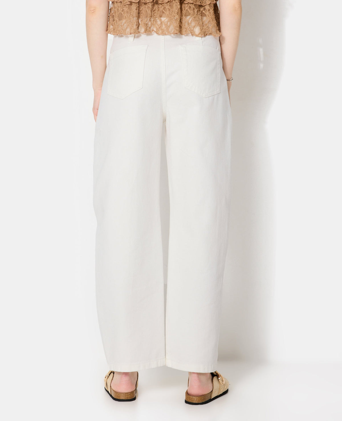 Jean barrel avec jeux de couture et bouton décalé