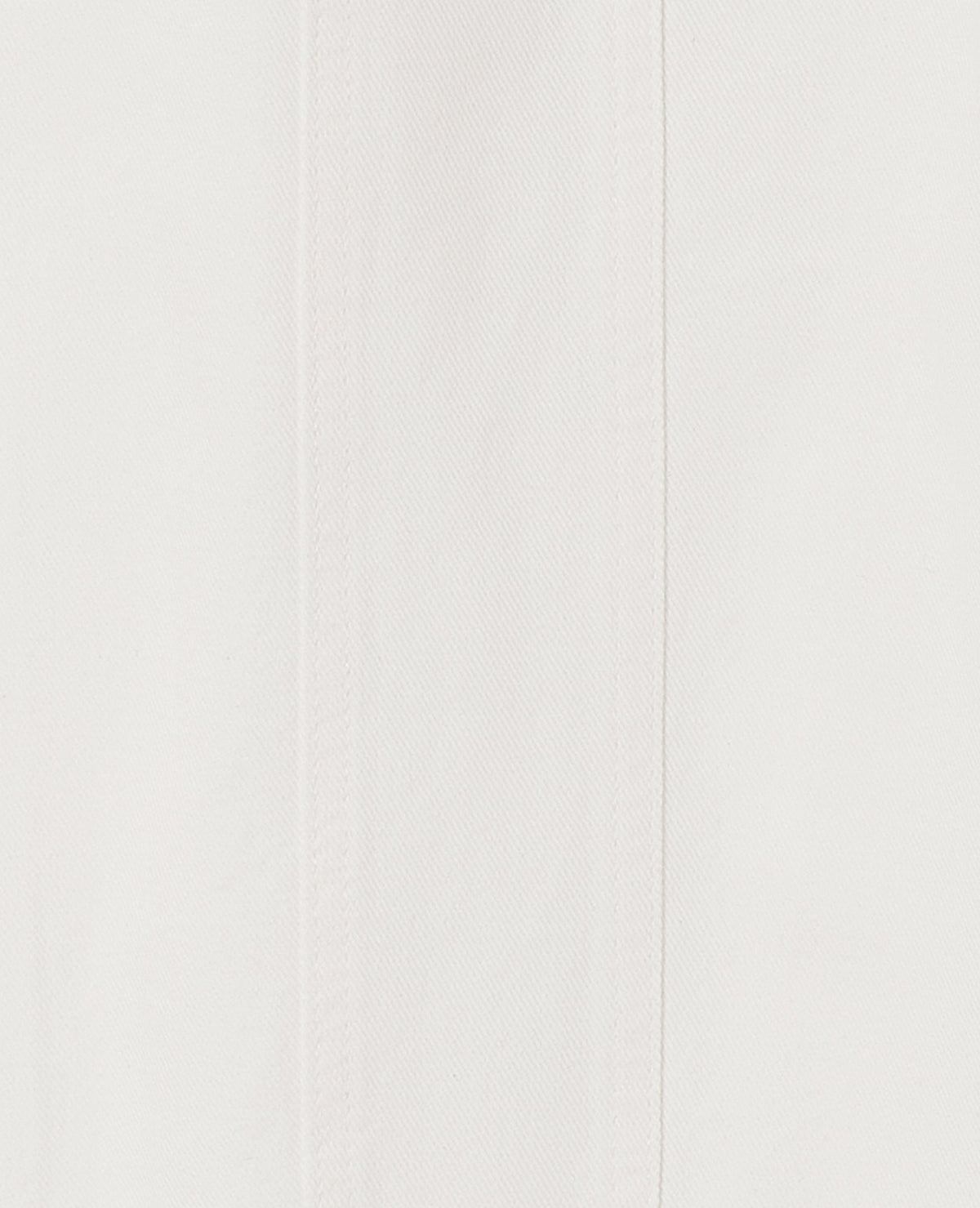 Jean barrel avec jeux de couture et bouton décalé