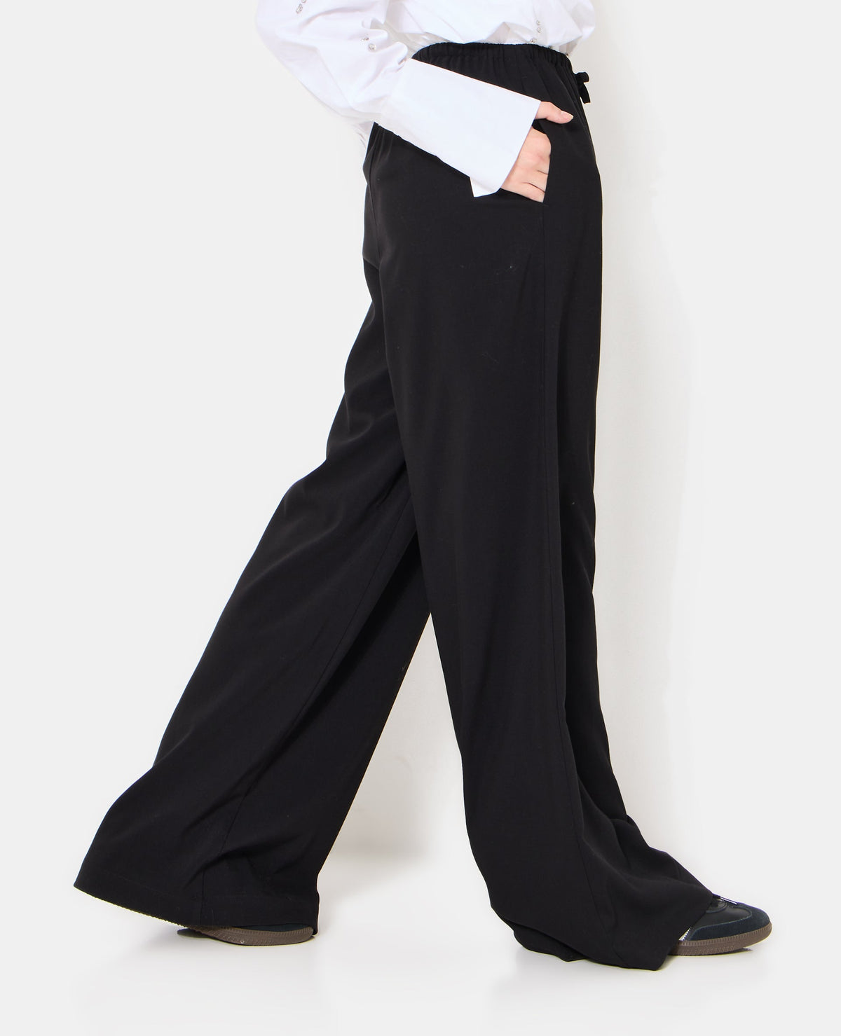 Pantalon droit et large avec lien coulissé