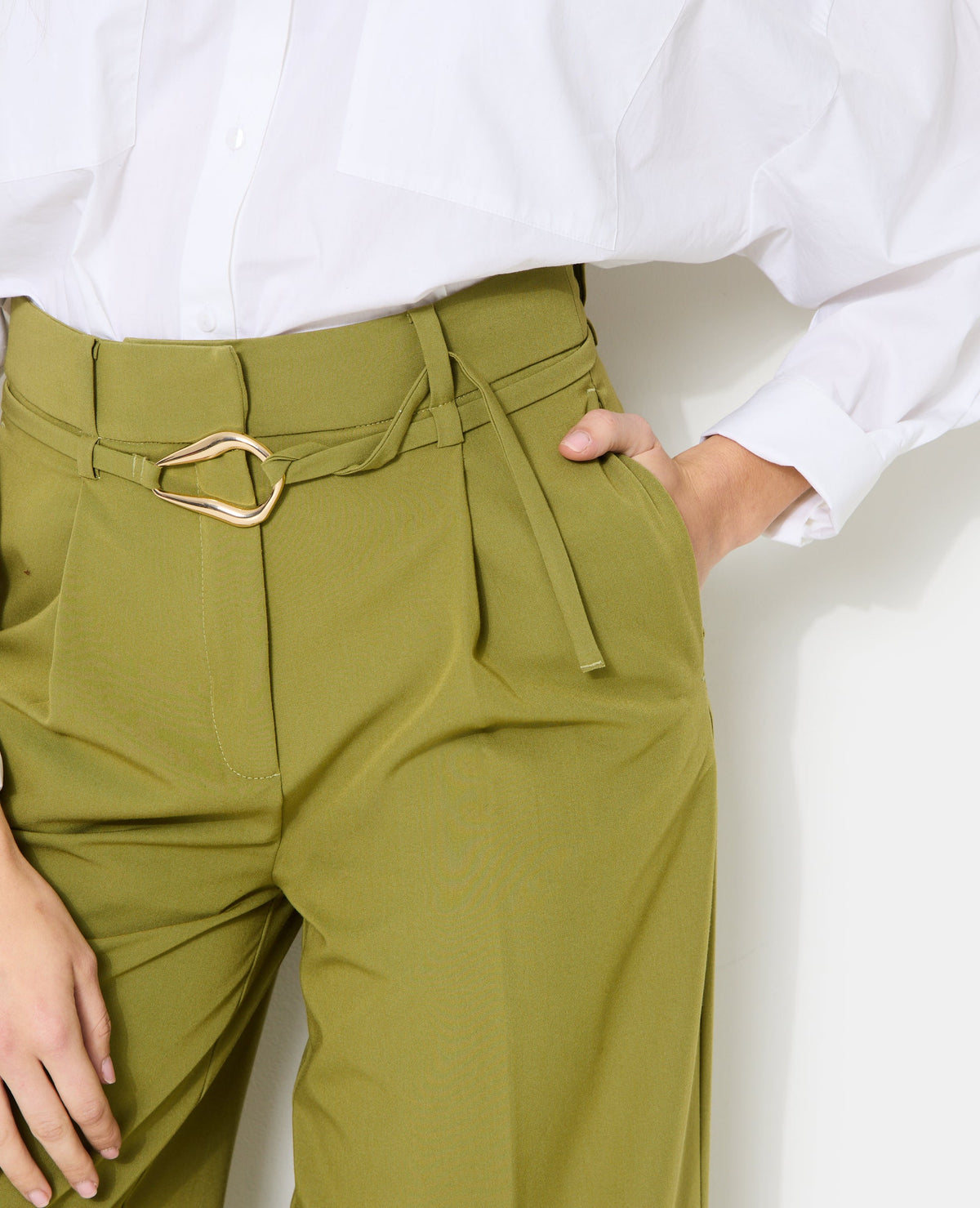 Pantalon droit avec ceinture et boucle fantaisie
