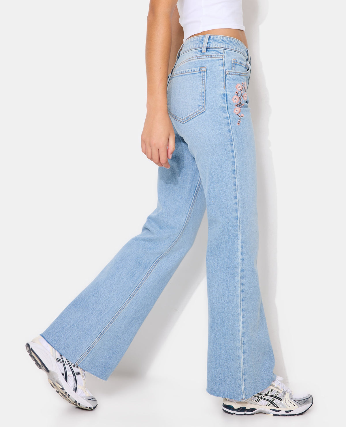 Jean flare taille basse avec broderies fleurs