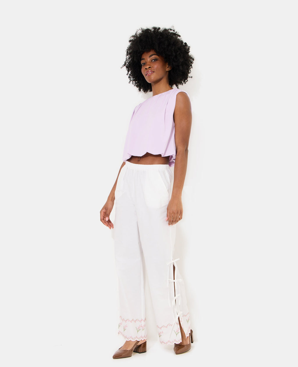 Pantalon avec fleurs points de croix et nouettes