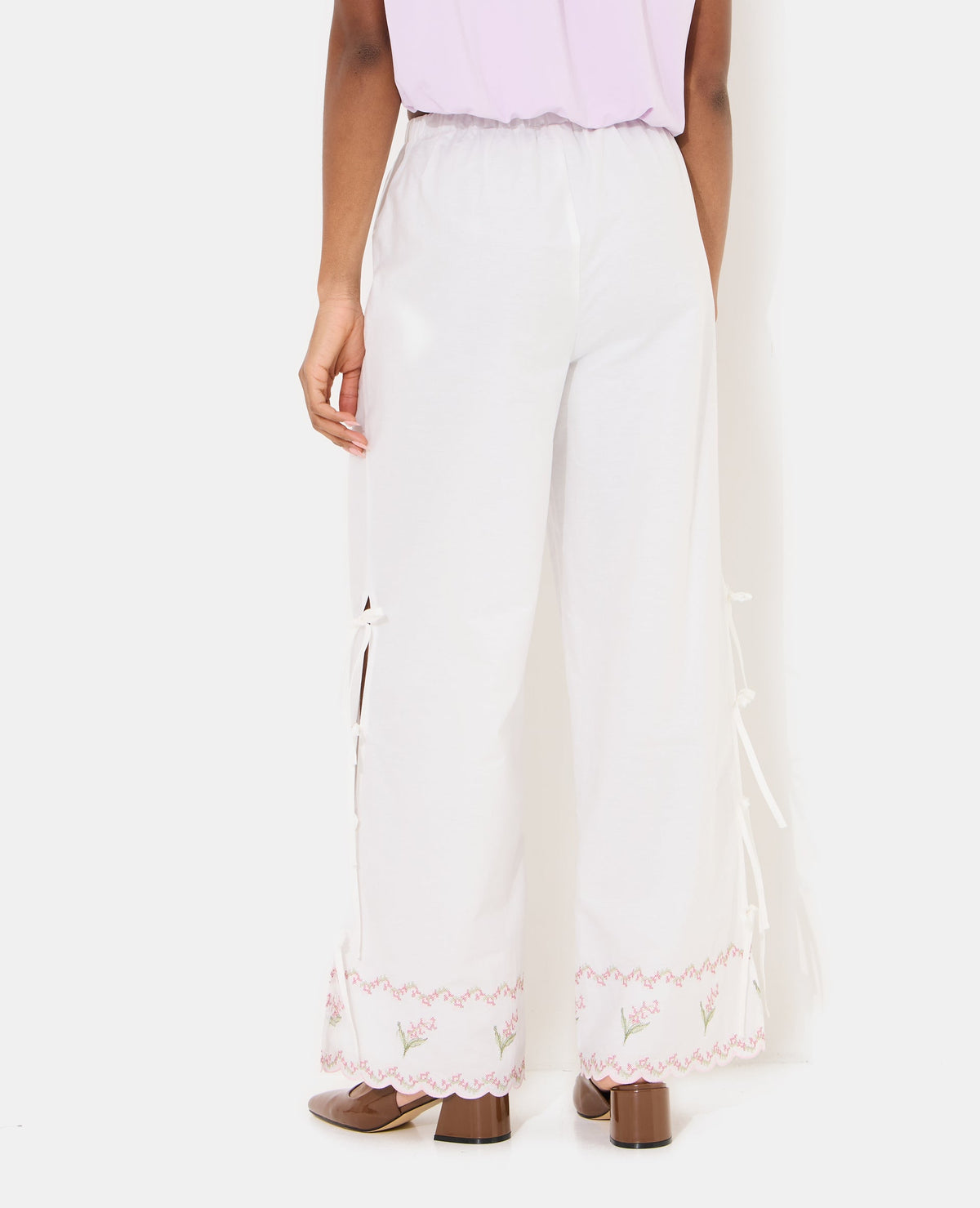 Pantalon avec fleurs points de croix et nouettes