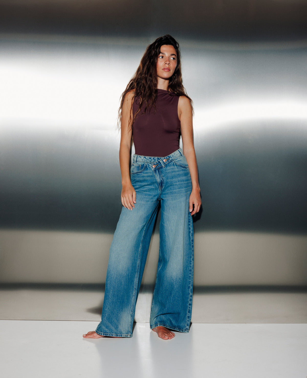Jean wide taille haute avec ceinture décalée