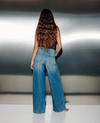 Jean wide taille haute avec ceinture décalée