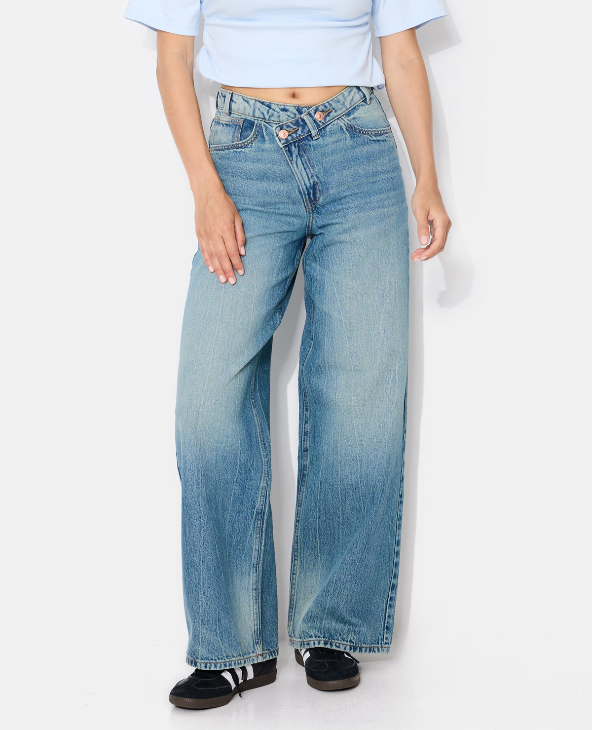 Jean wide taille haute avec ceinture décalée