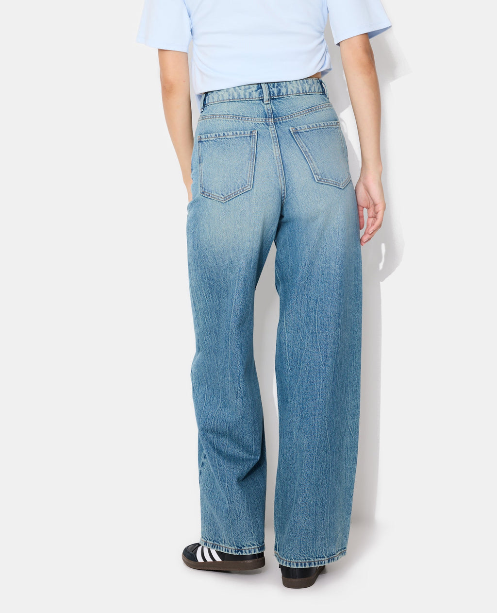 Jean wide taille haute avec ceinture décalée