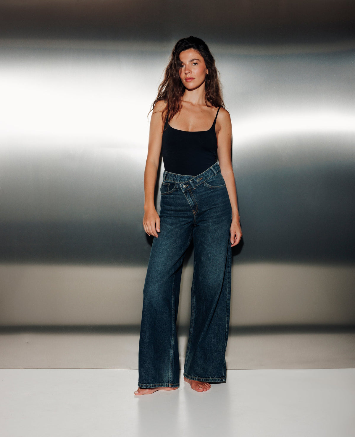 Jean wide taille haute avec ceinture décalée