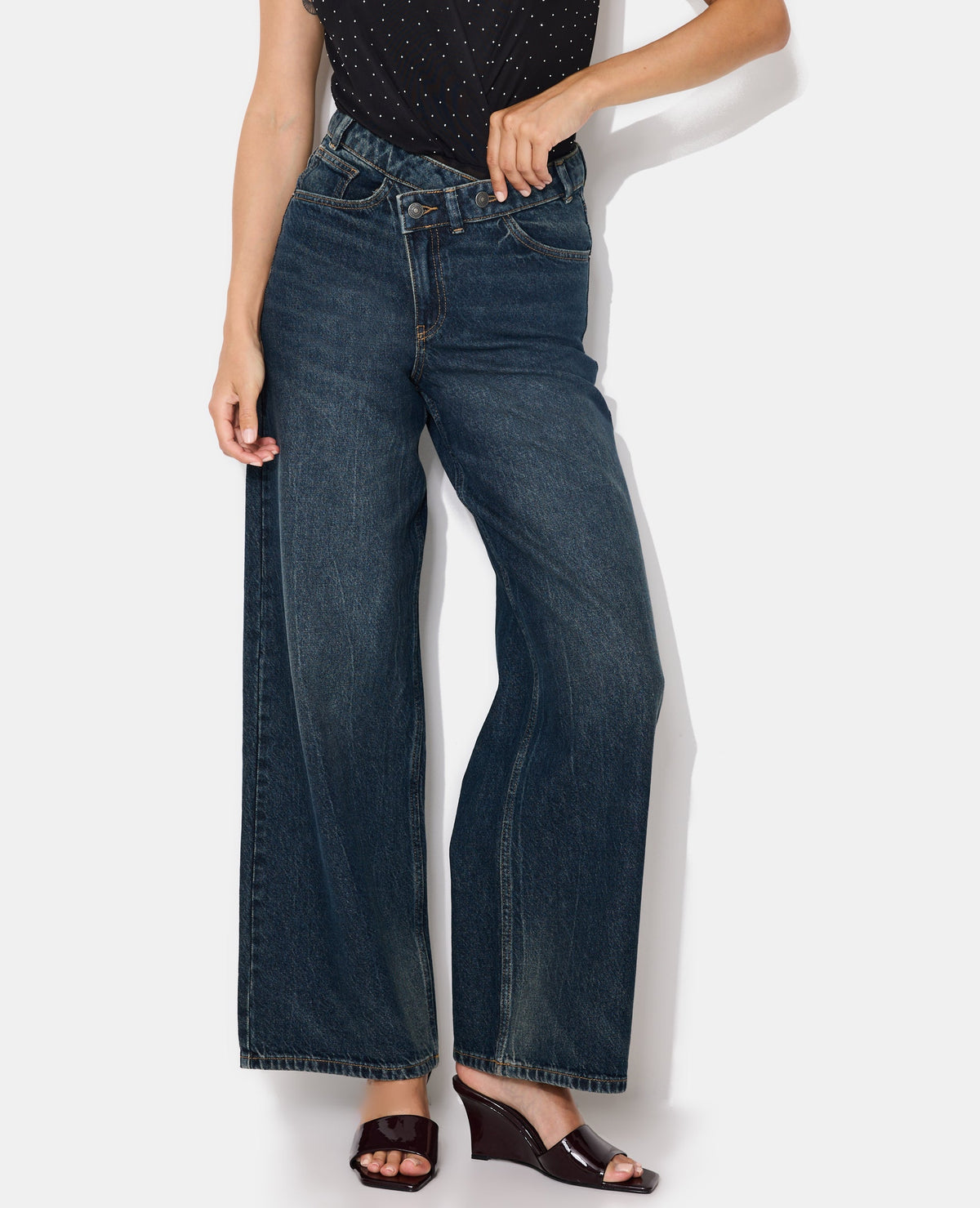 Jean wide taille haute avec ceinture décalée