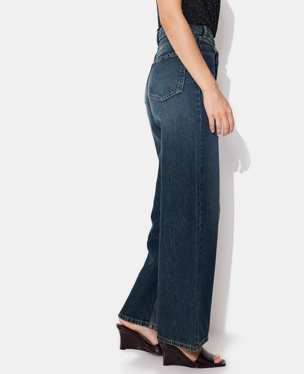 Jean wide taille haute avec ceinture décalée