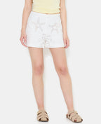 Short taille haute avec broderies ajourées