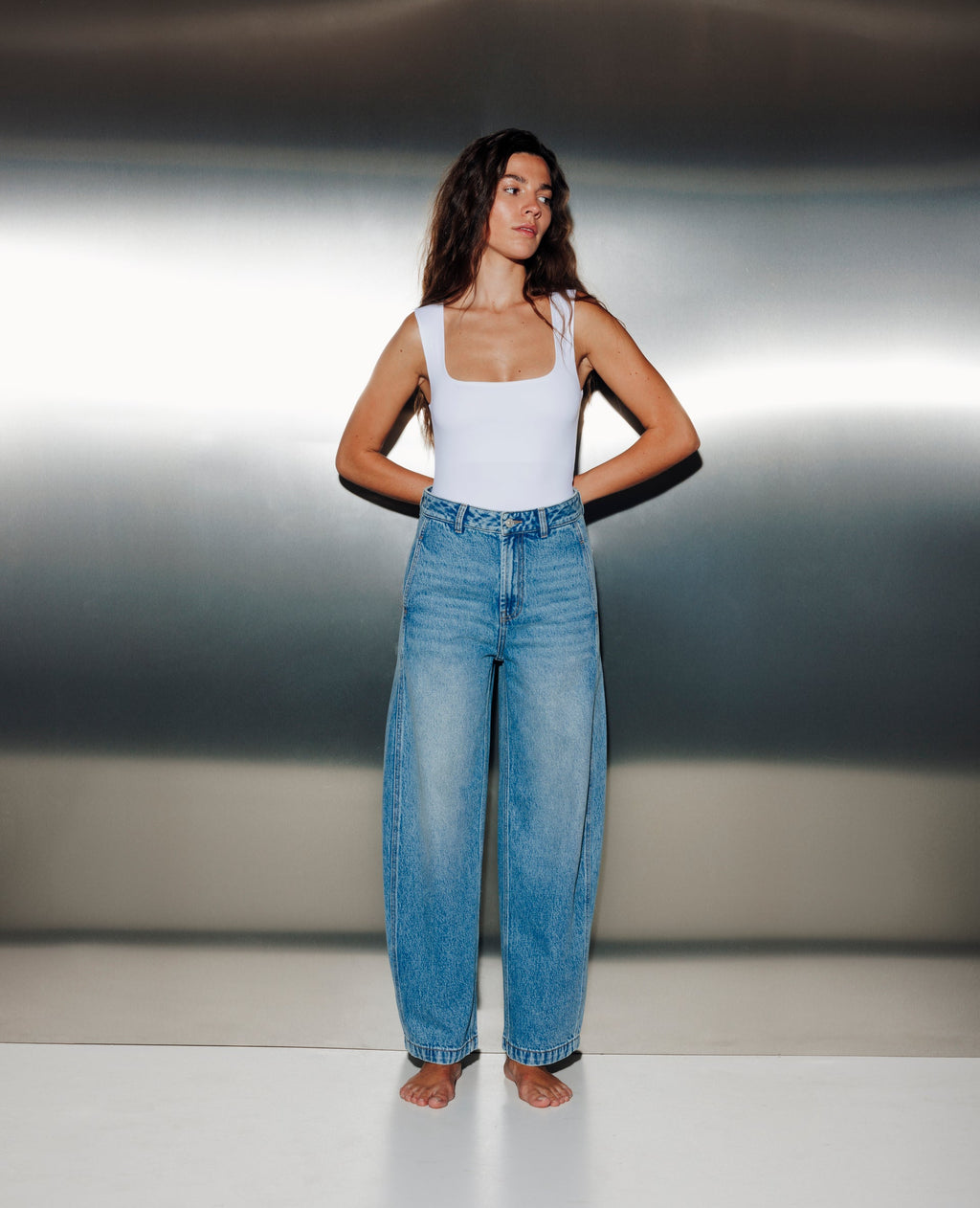 Jean barrel taille haute avec jeux de couture