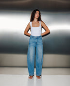 Jean barrel taille haute avec jeux de couture