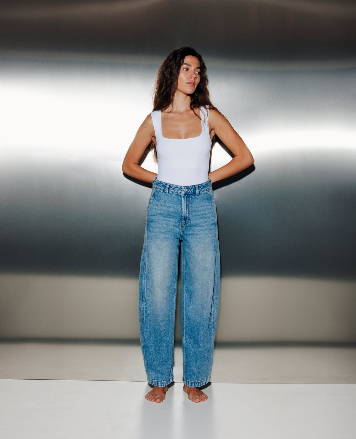 Jean barrel taille haute avec jeux de couture