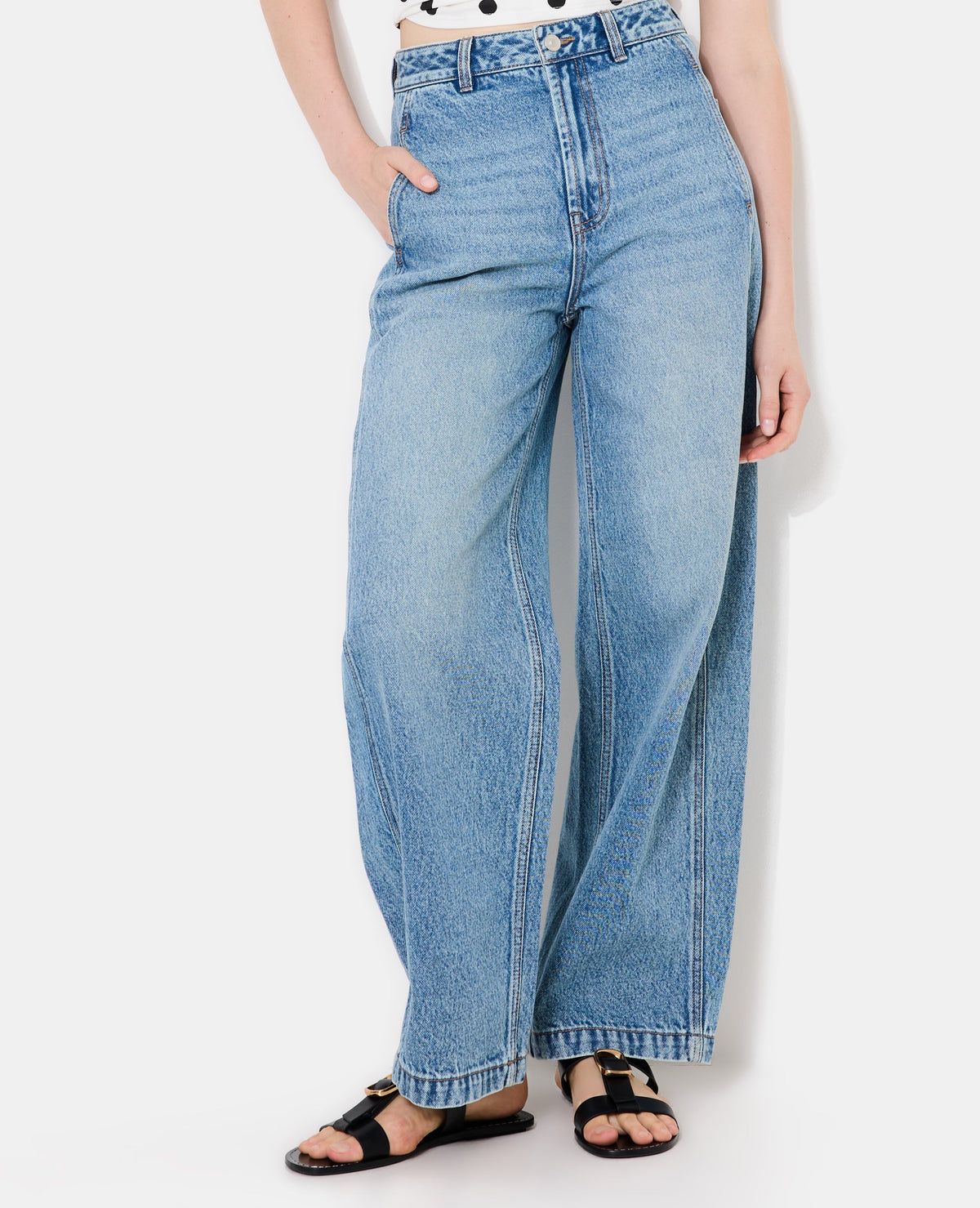 Jean barrel taille haute avec jeux de couture