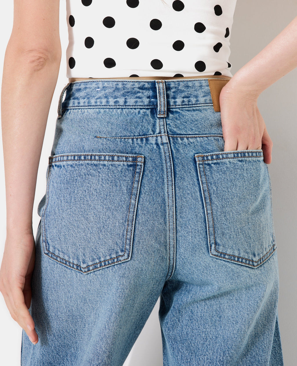 Jean barrel taille haute avec jeux de couture