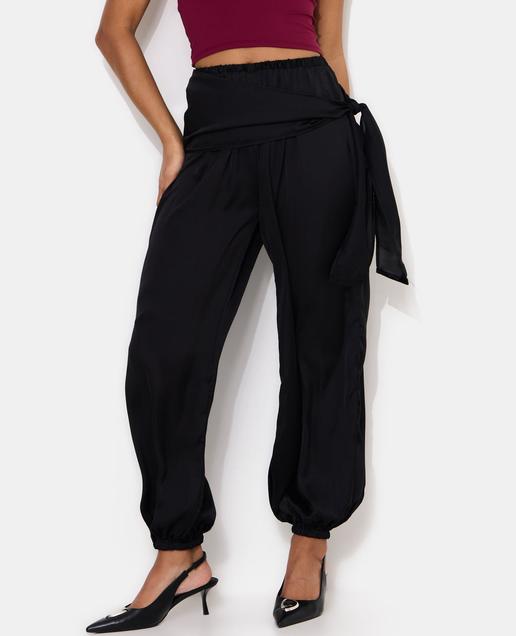 Pantalon bouffant en satin avec ceinture à nouer
