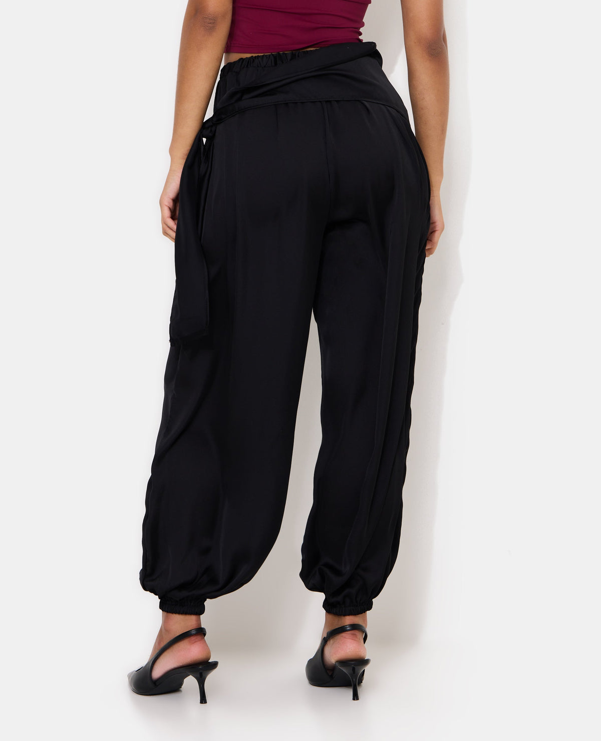 Pantalon bouffant en satin avec ceinture à nouer