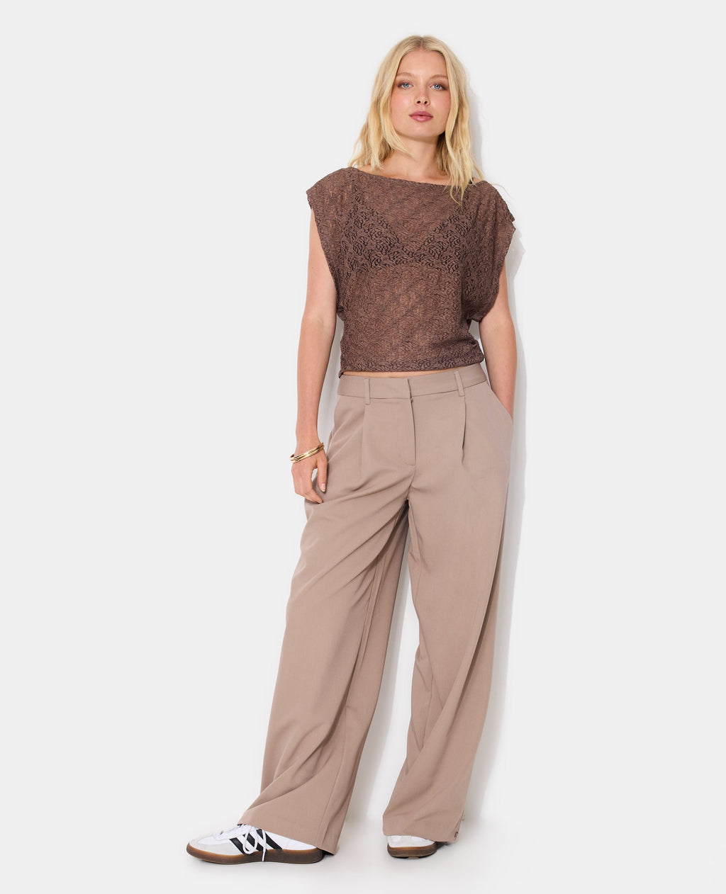 Pantalon large et droit avec pinces