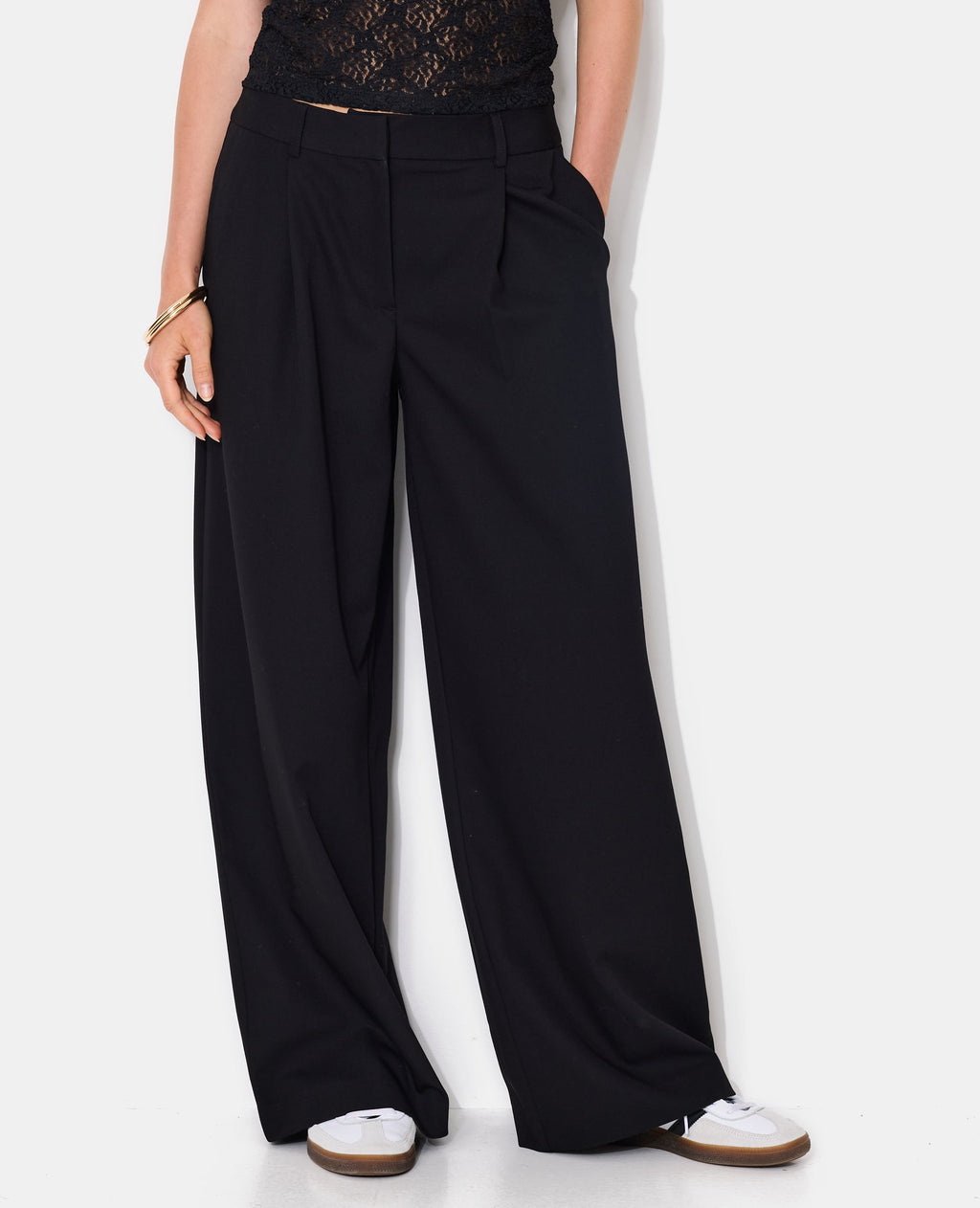 Pantalon large et droit avec pinces