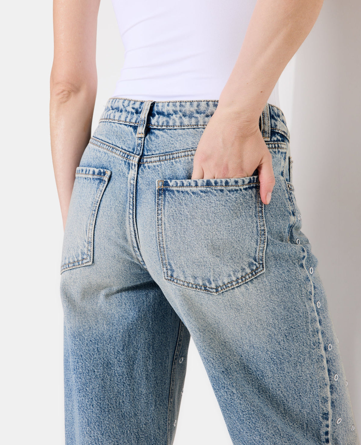 Jean wide taille medium avec œillets