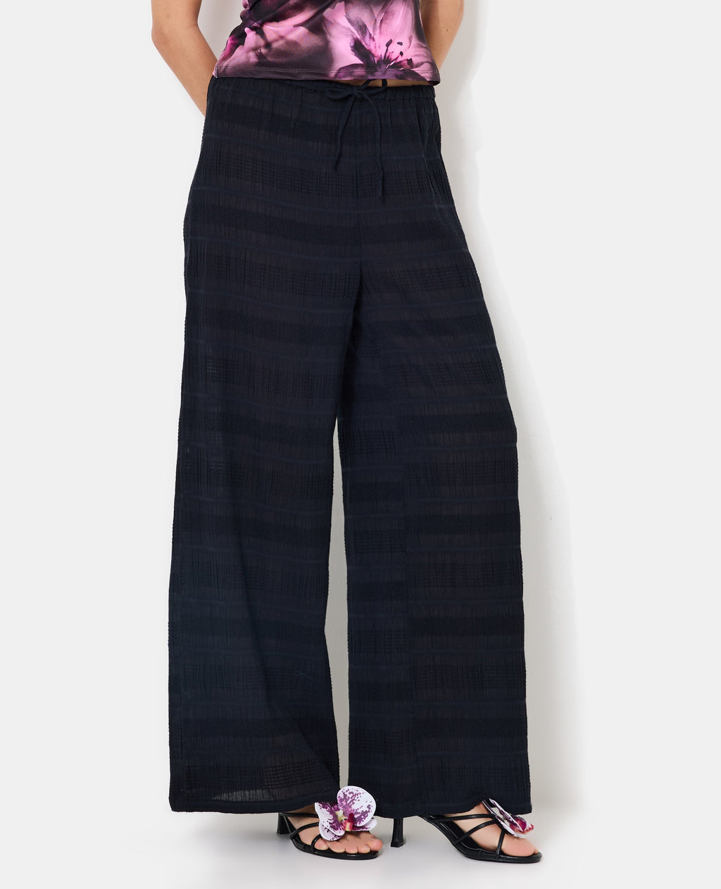 Pantalon droit et ample en tissu texturé