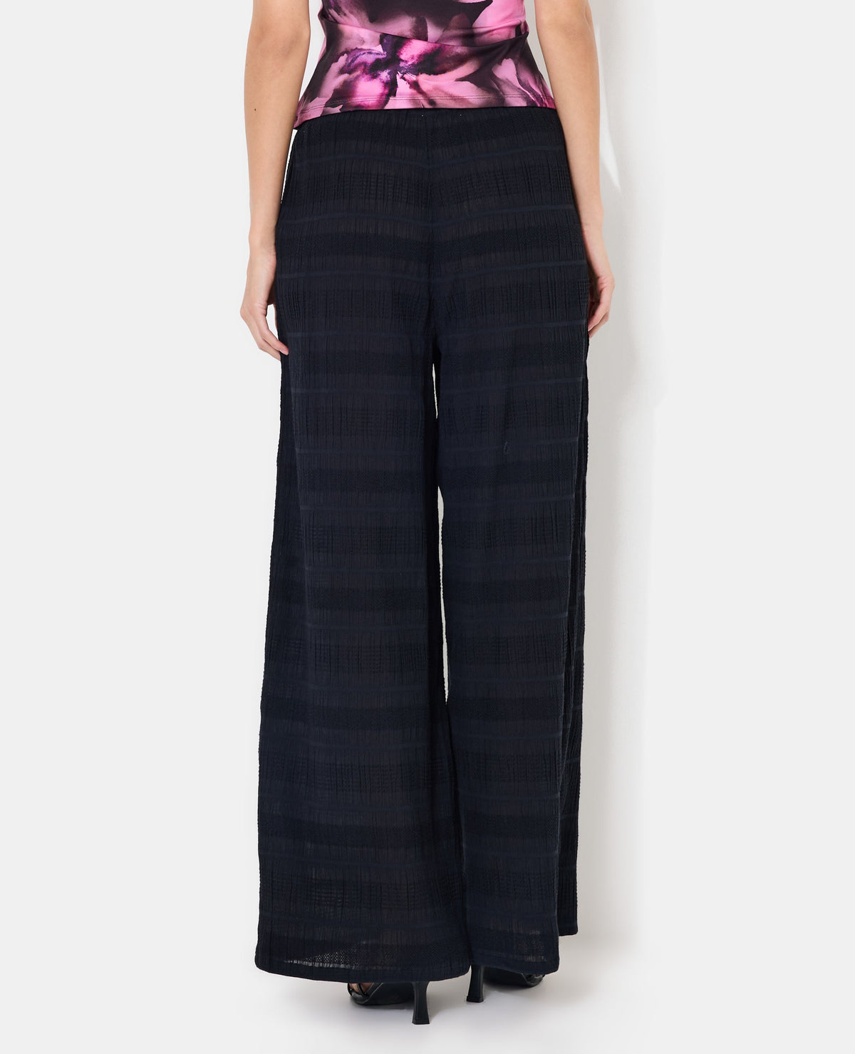 Pantalon droit et ample en tissu texturé