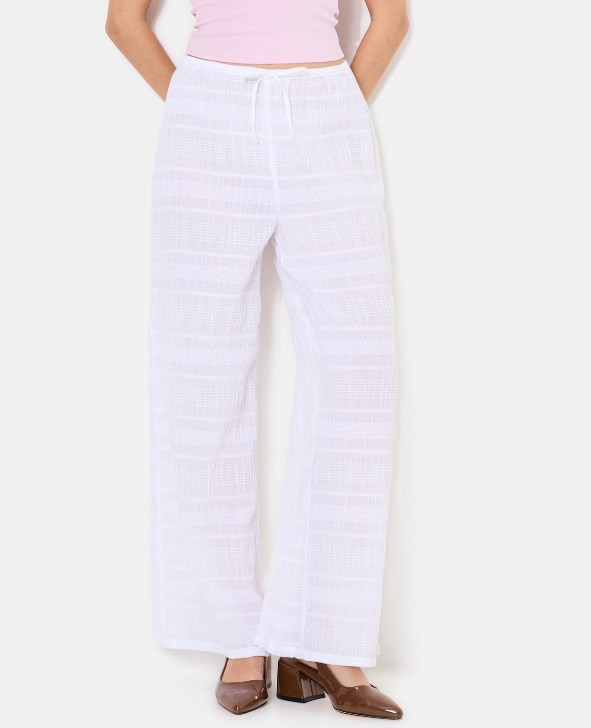 Pantalon droit et ample en tissu texturé