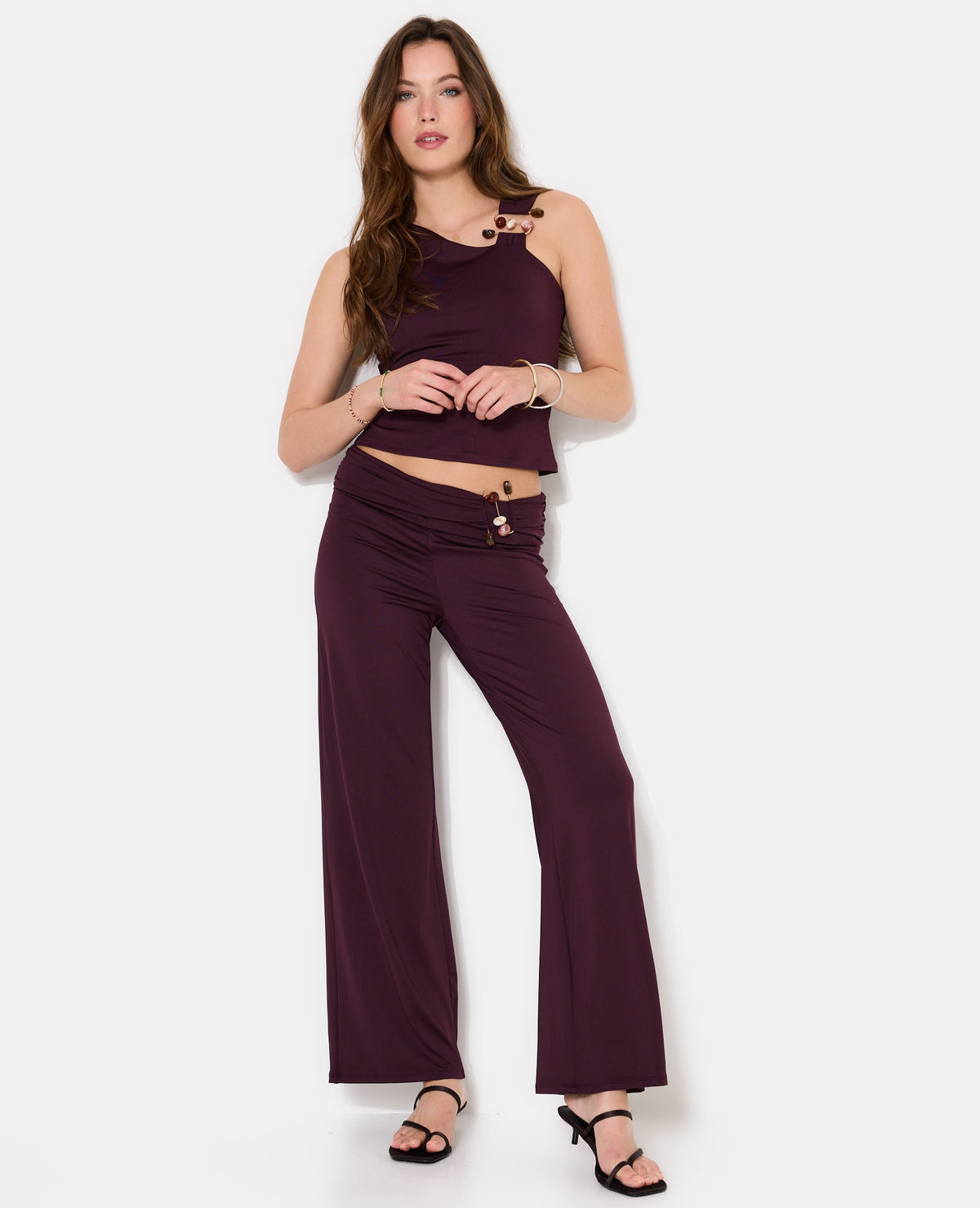 Pantalon droit en maille avec détail bijou et pierres