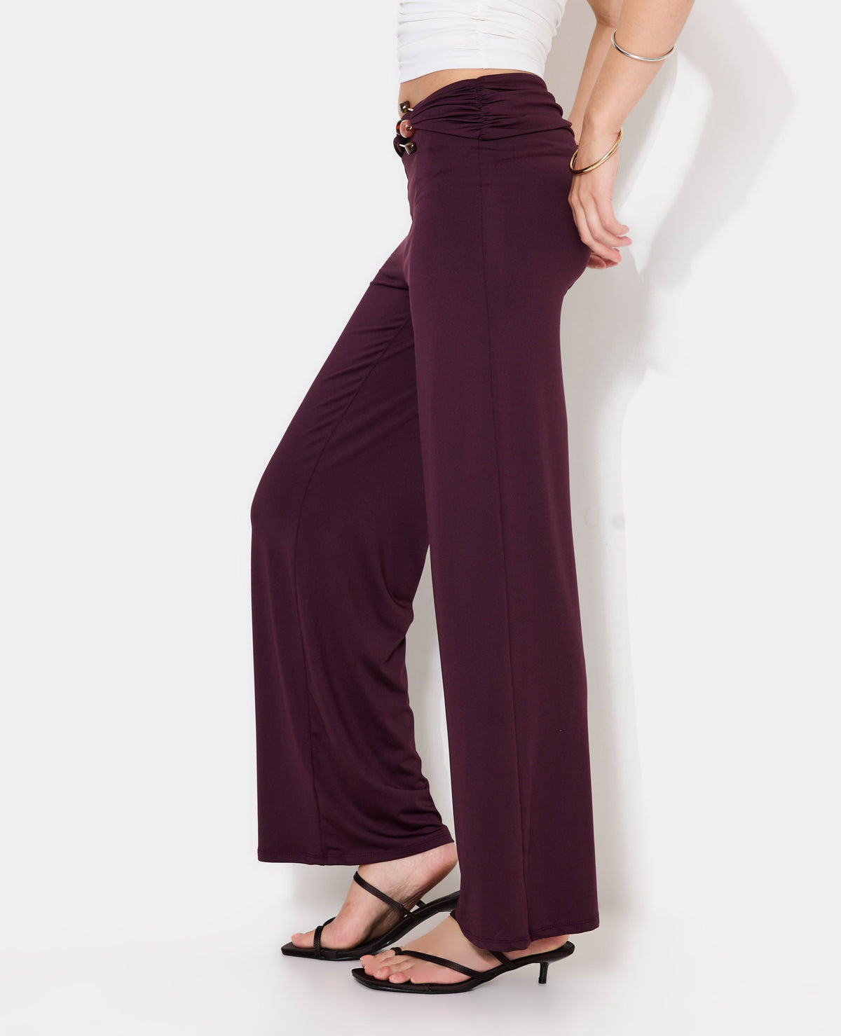 Pantalon droit en maille avec détail bijou et pierres