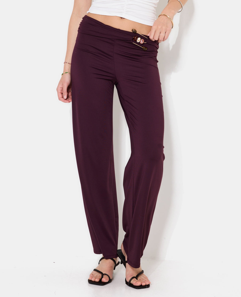 Pantalon droit en maille avec détail bijou et pierres
