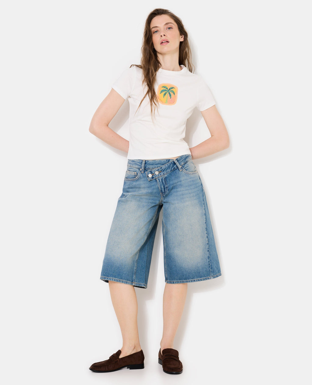 Bermuda en jean ample avec ceinture décalée