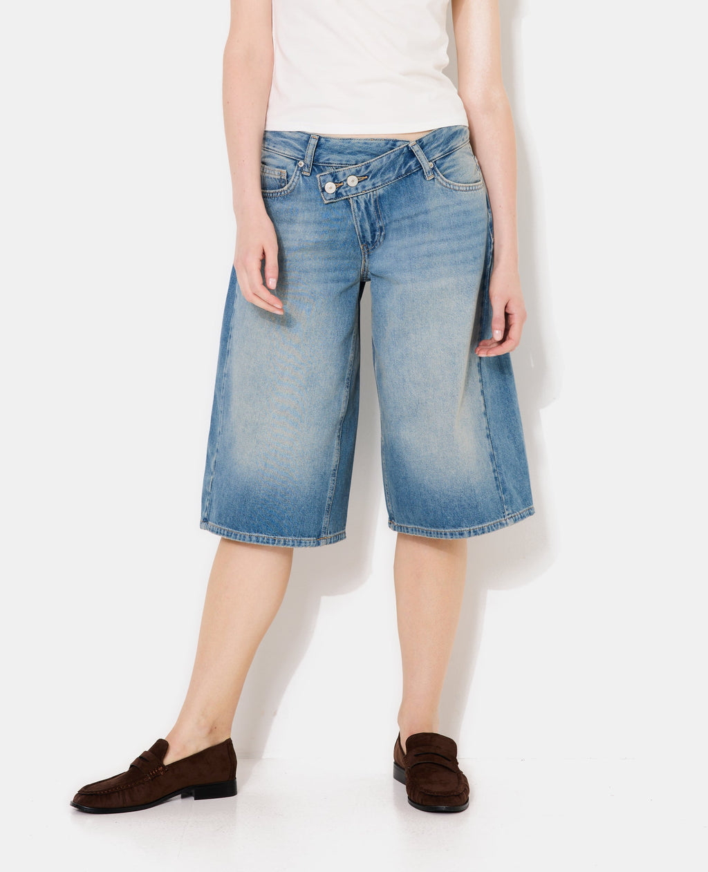 Bermuda en jean ample avec ceinture décalée