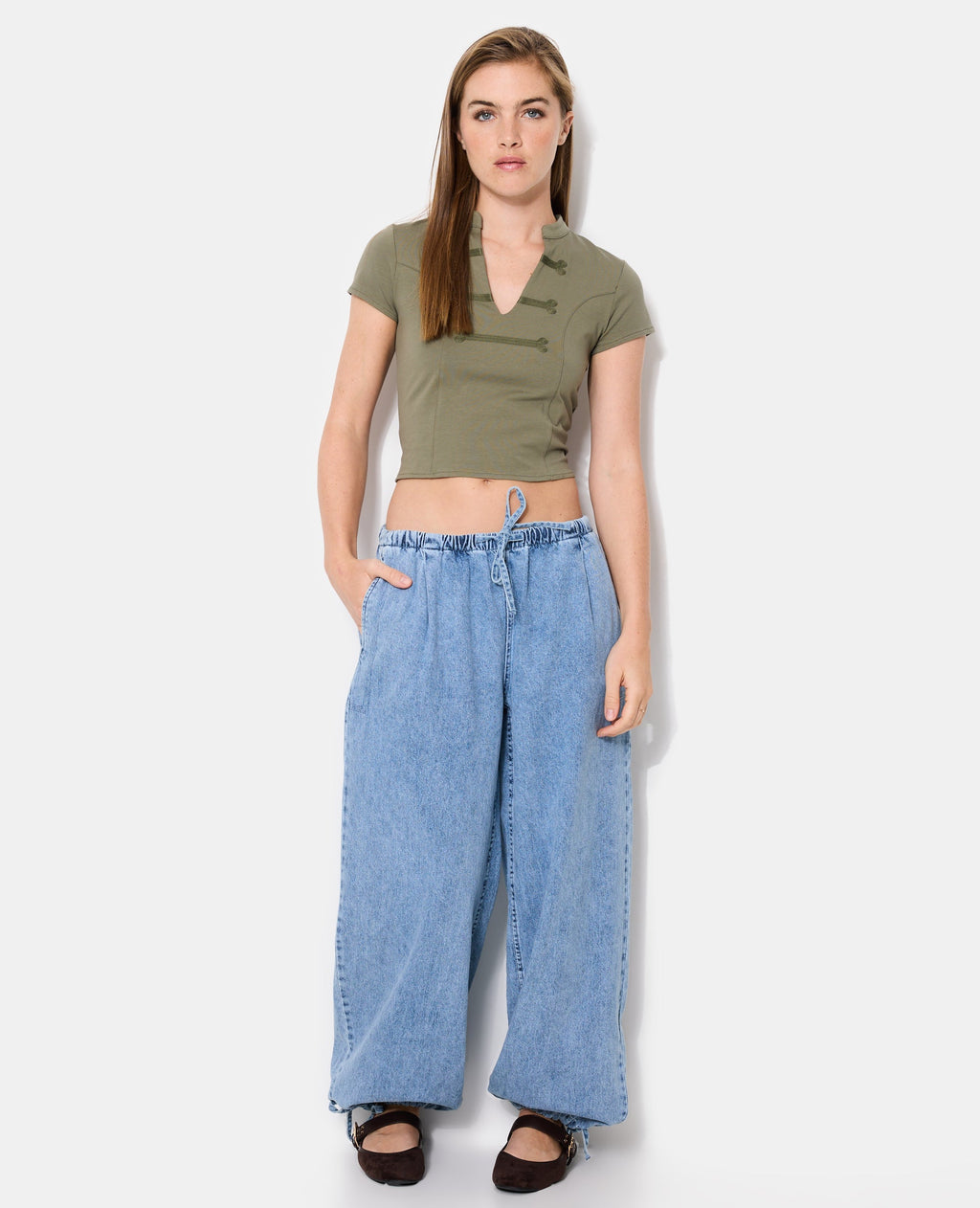 Jean large avec ceinture et bas de jambe élastiqués