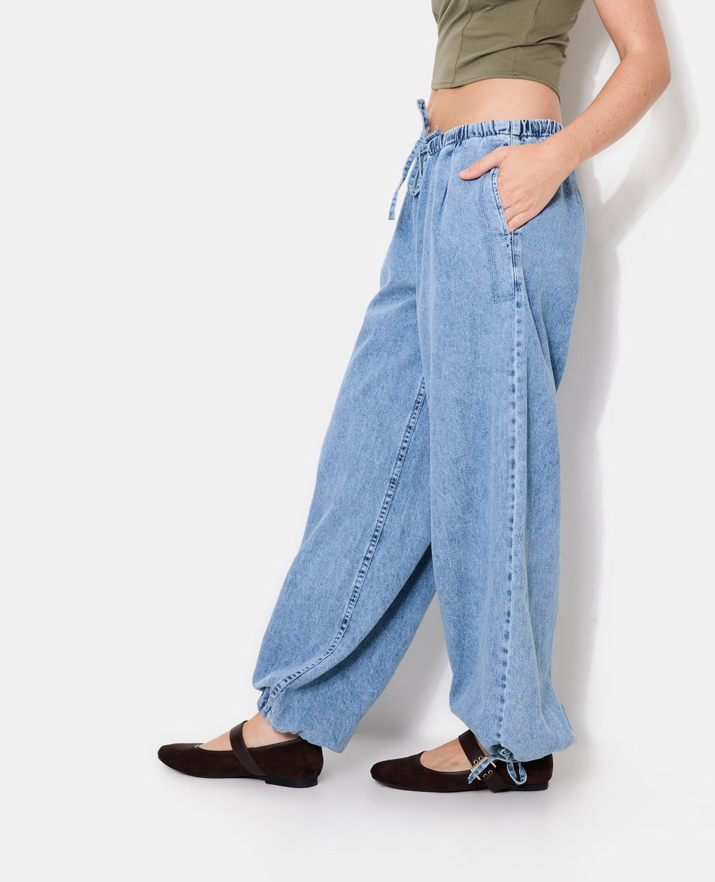 Jean large avec ceinture et bas de jambe élastiqués