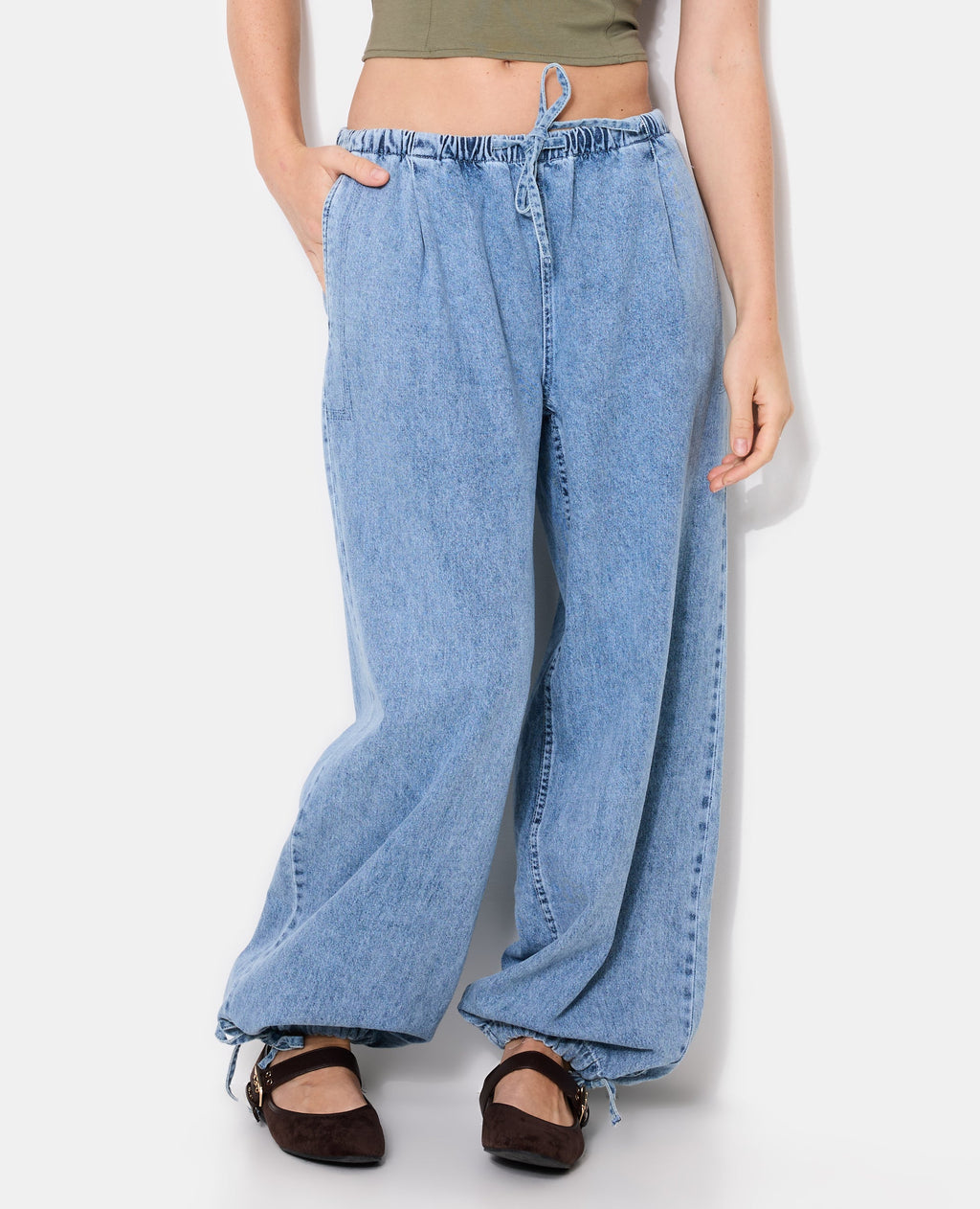 Jean large avec ceinture et bas de jambe élastiqués
