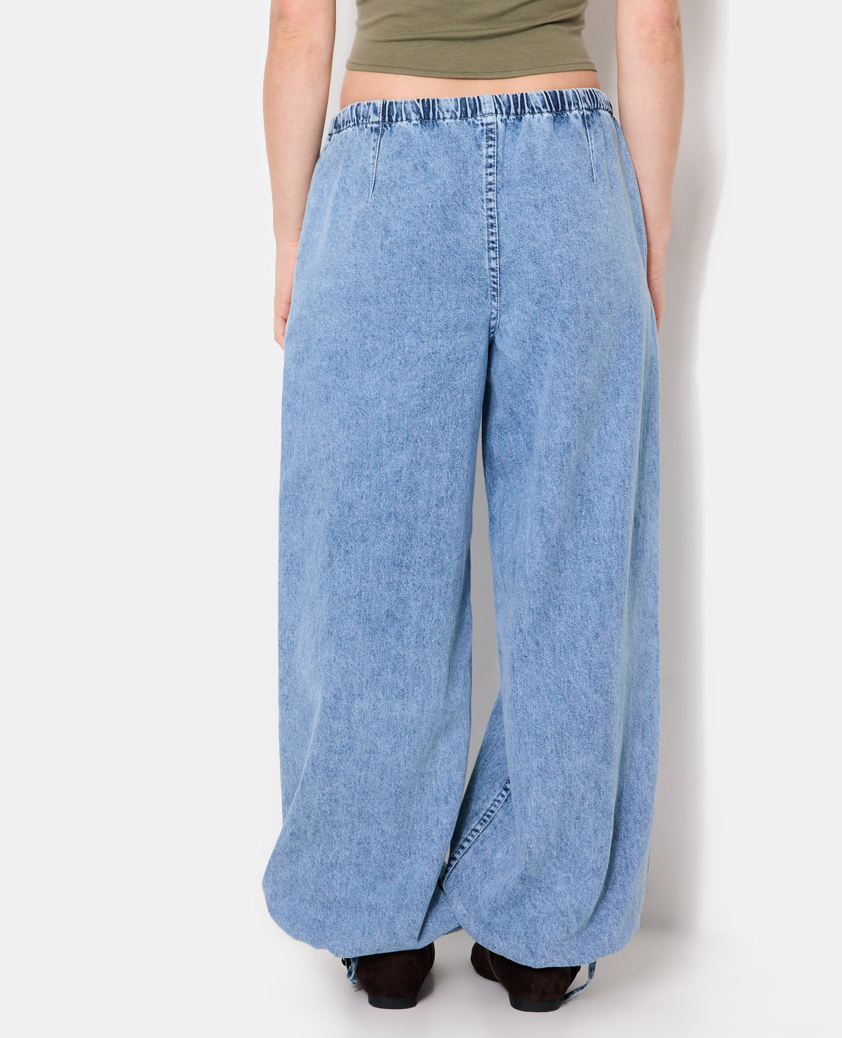Jean large avec ceinture et bas de jambe élastiqués