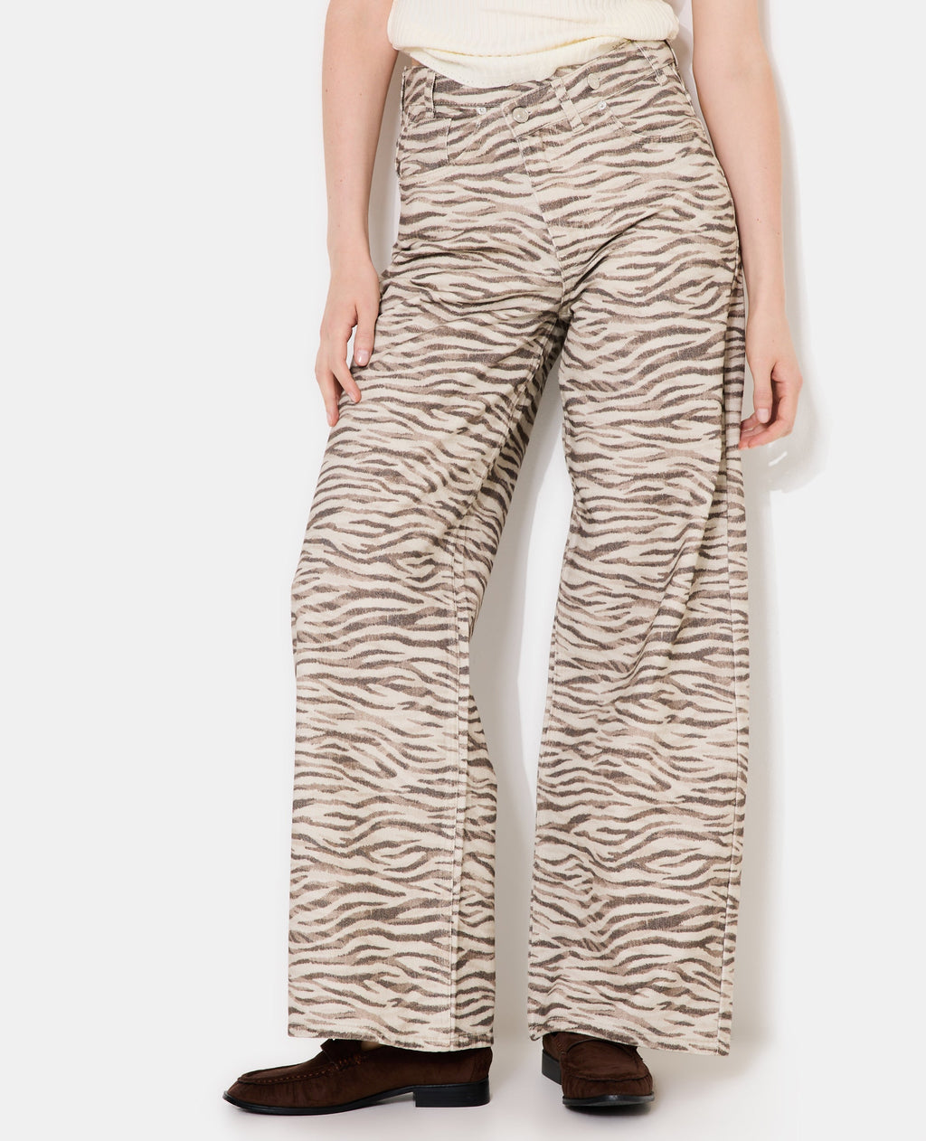 Jean wide motif zèbre avec ceinture décalée